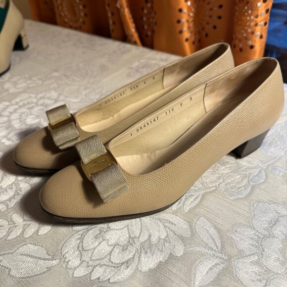 Salvatore Ferragamo Women's Vara Low Heel Pumps w/ grossgrain bow 7 DR49147 338 - Picture 1 of 13